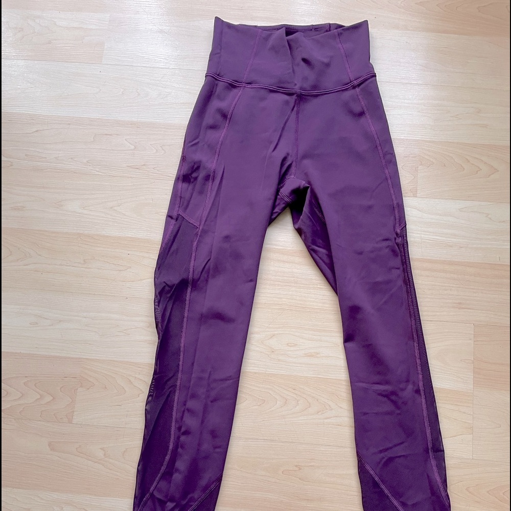 Lululemon “Hot Like Agni” Darkest Magenta - Size 4 - Picture 5 of 8